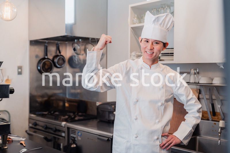 ガッツポーズをする男性シェフ