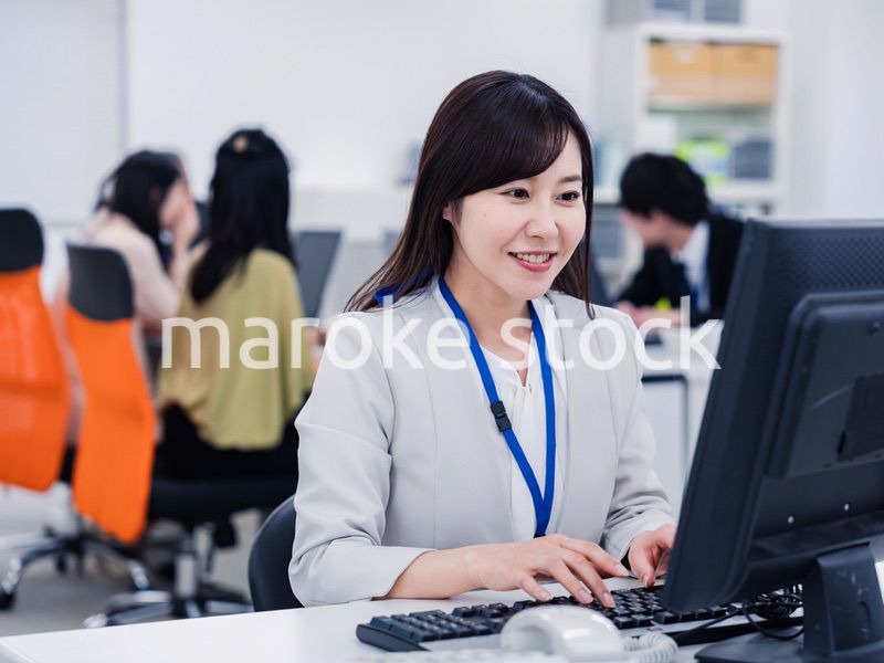 笑顔で事務処理をするビジネスパーソン