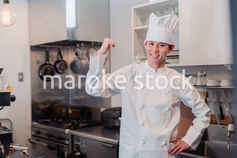 ガッツポーズをする男性シェフ