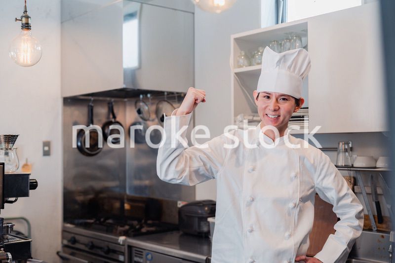ガッツポーズをする男性シェフ