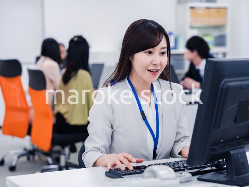 笑顔で事務処理をするビジネスパーソン