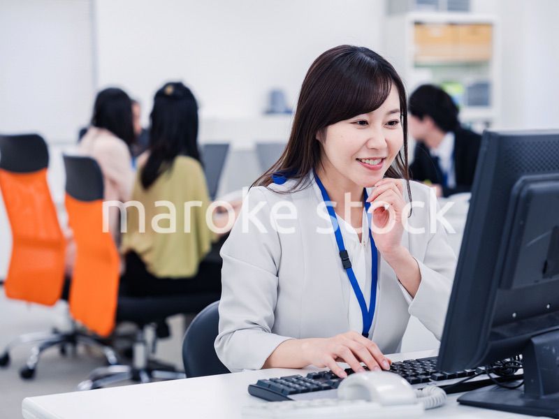 笑顔で事務処理をするビジネスパーソン