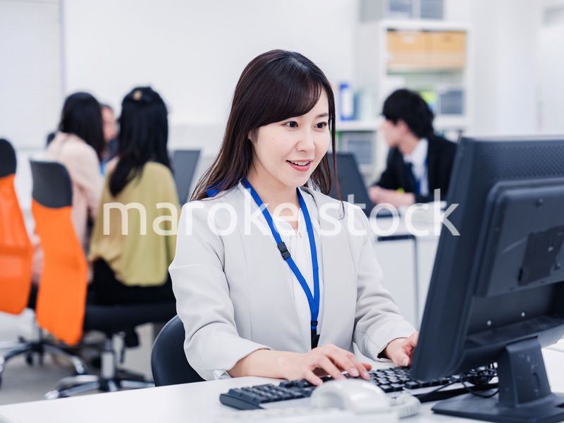 笑顔で事務処理をするビジネスパーソン