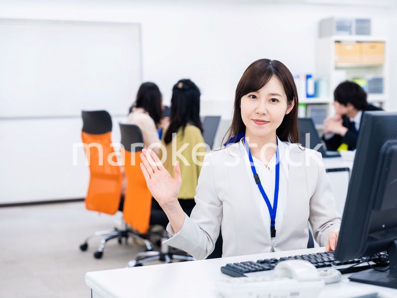 オフィスで紹介をするビジネスパーソン