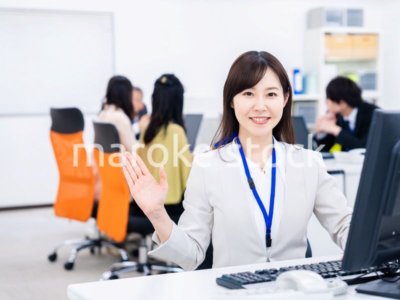 オフィスで紹介をするビジネスパーソン