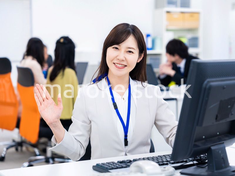 オフィスで紹介をするビジネスパーソン