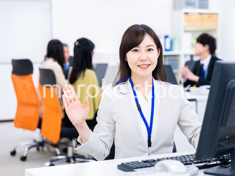 オフィスで紹介をするビジネスパーソン