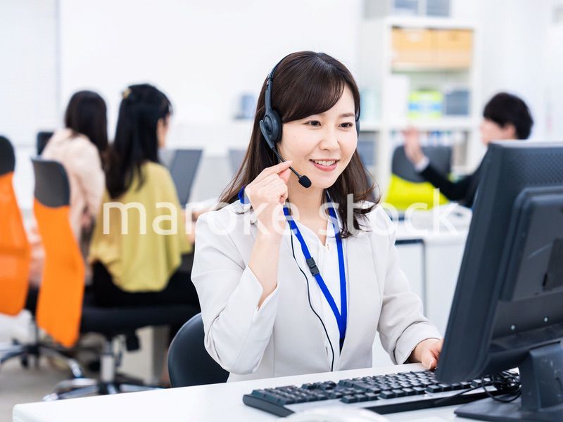 オフィスでリモート会議をする女性