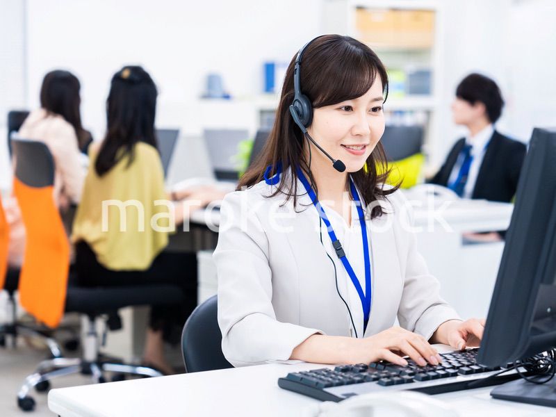 オフィスでリモート会議をする女性