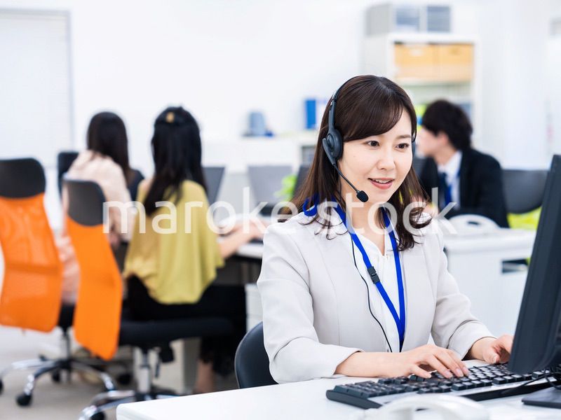 オフィスでリモート会議をする女性