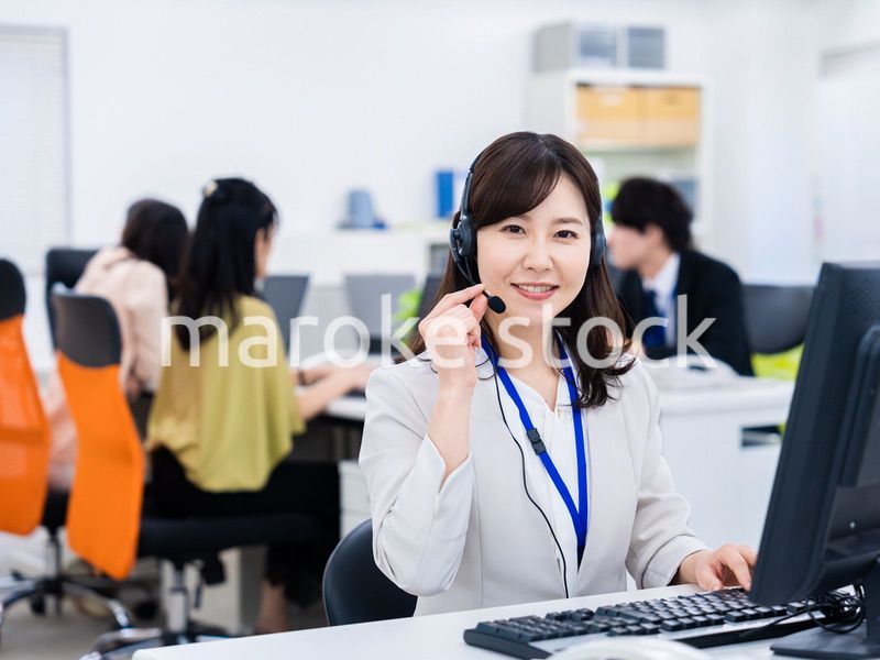 オフィスでリモート会議をする女性