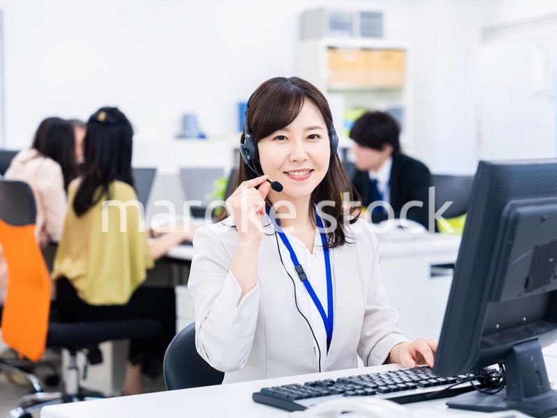 オフィスでリモート会議をする女性