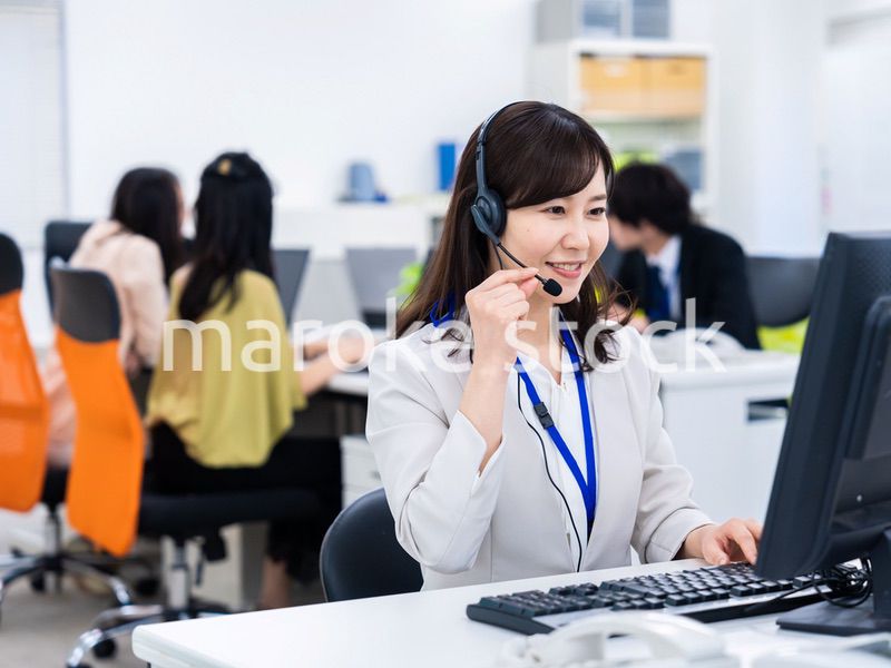 オフィスでリモート会議をする女性