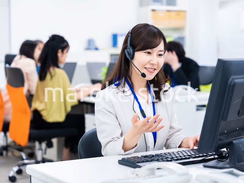 オフィスでリモート会議をする女性