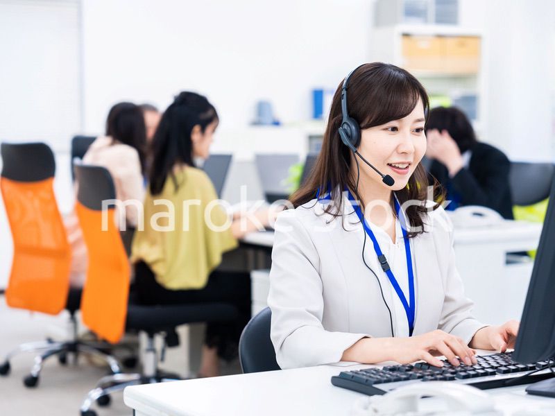 オフィスでリモート会議をする女性