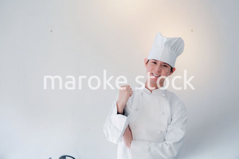ガッツポーズをする男性シェフ