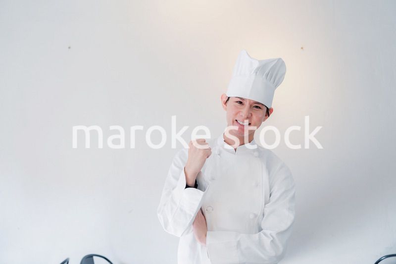 ガッツポーズをする男性シェフ
