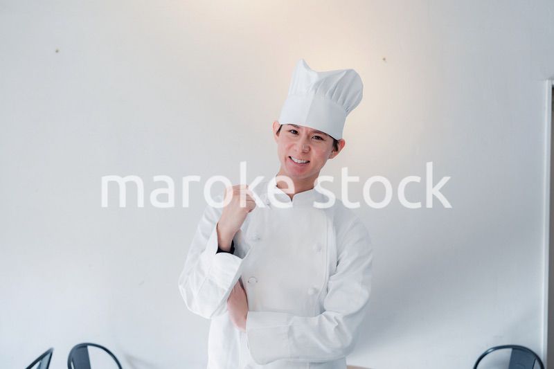 ガッツポーズをする男性シェフ