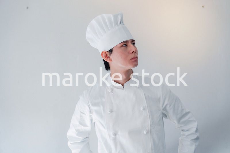 笑顔で働く男性シェフ