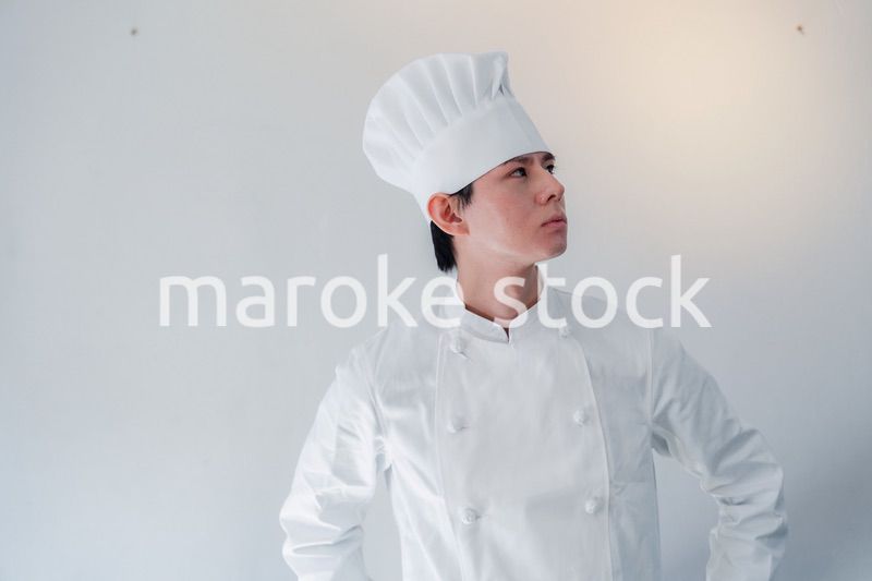 笑顔で働く男性シェフ