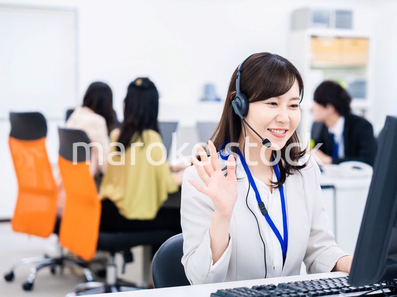 オフィスでリモート会議をする女性