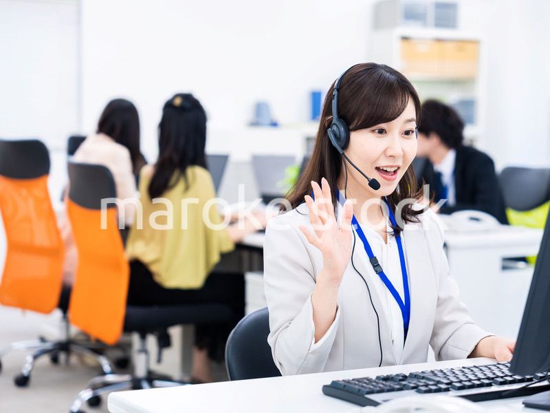 オフィスでリモート会議をする女性