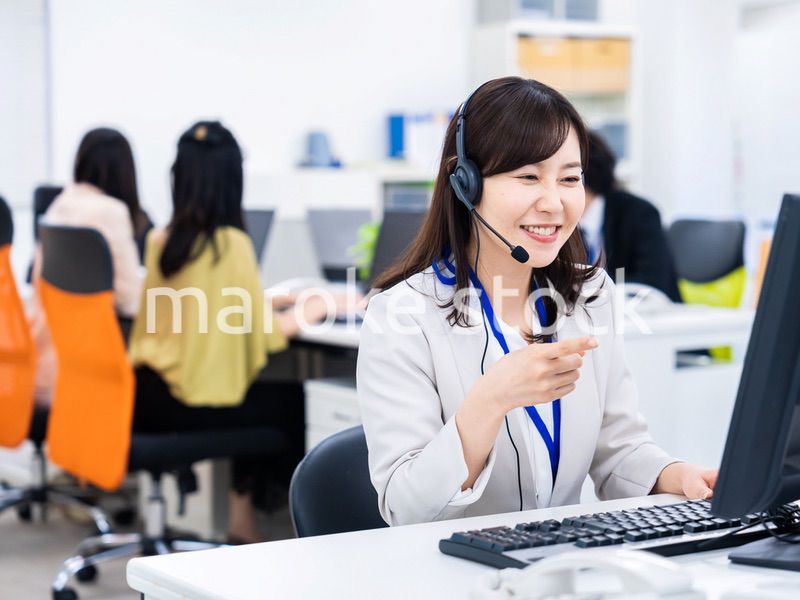 オフィスでリモート会議をする女性