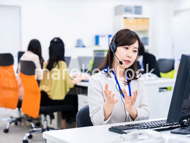 オフィスでリモート会議をする女性