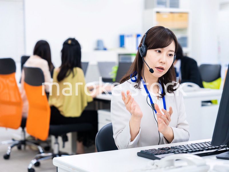 オフィスでリモート会議をする女性