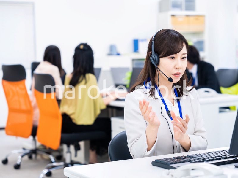 オフィスでリモート会議をする女性