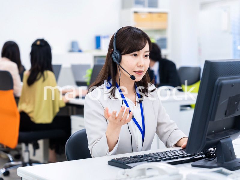 オフィスでリモート会議をする女性