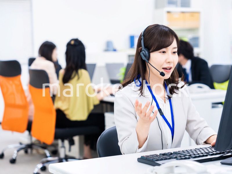 オフィスでリモート会議をする女性