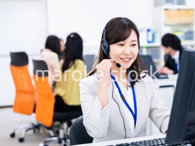 オフィスでリモート会議をする女性