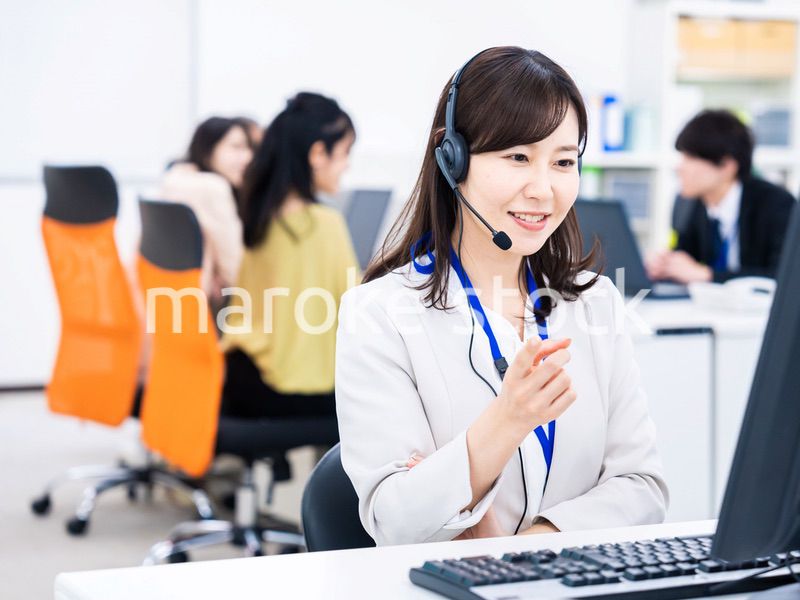 オフィスでリモート会議をする女性