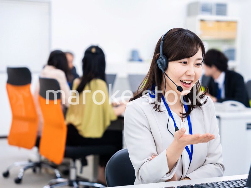 オフィスでリモート会議をする女性