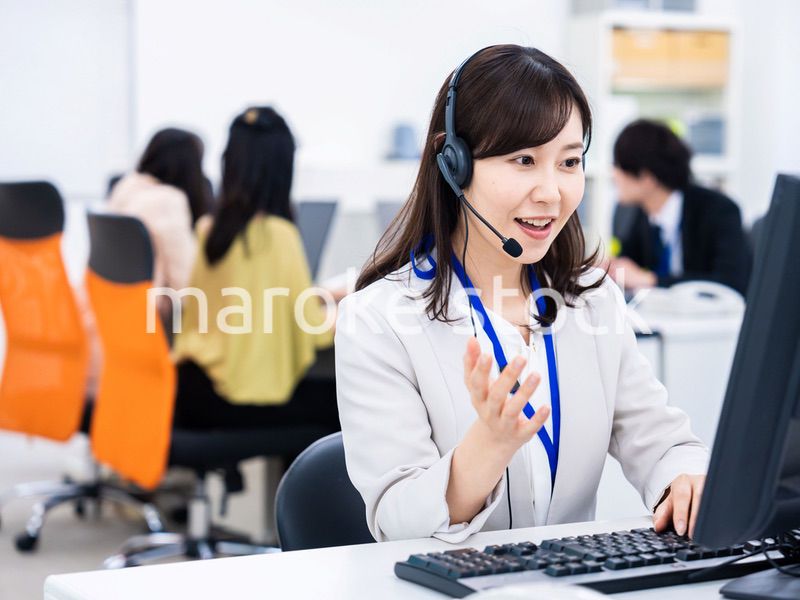 オフィスでリモート会議をする女性