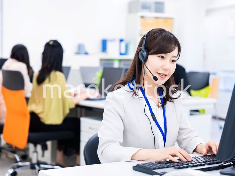 オフィスでリモート会議をする女性