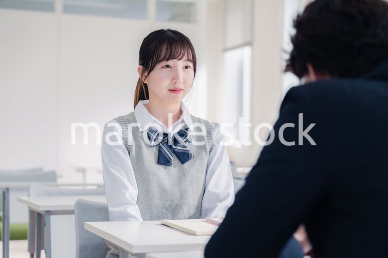 教師と面談をする女子高生