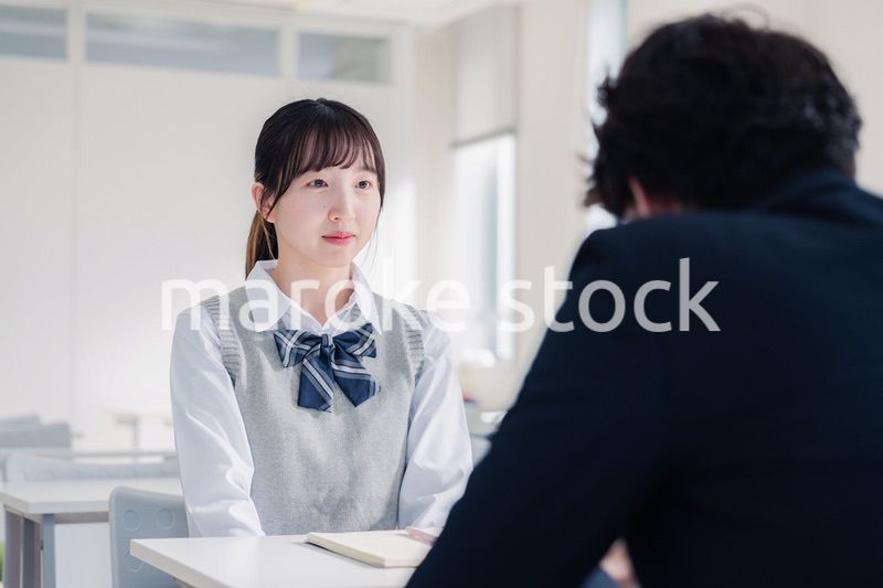 教師と面談をする女子高生