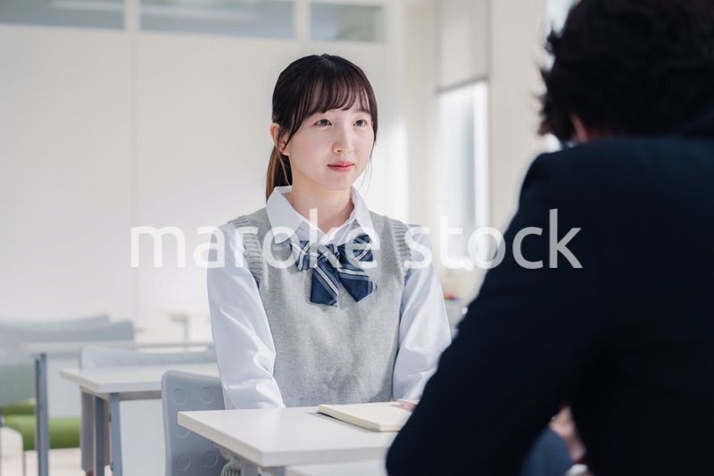 教師と面談をする女子高生