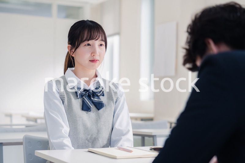 教師と面談をする女子高生