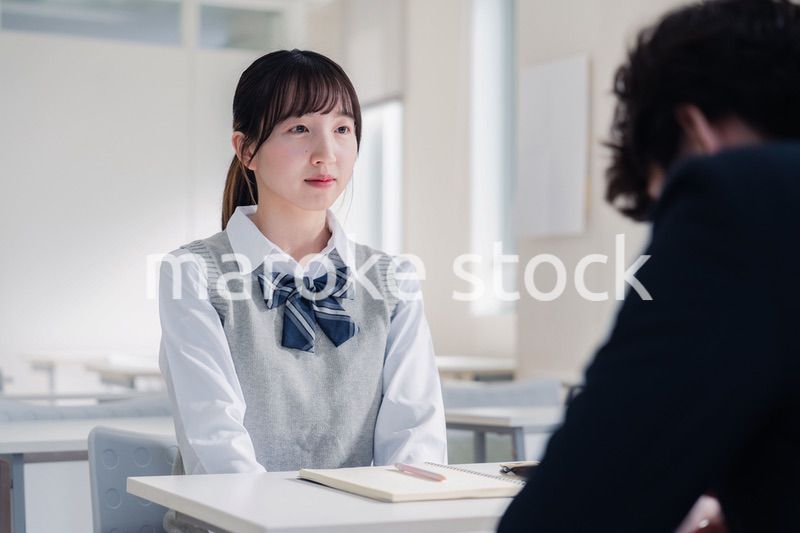 教師と面談をする女子高生