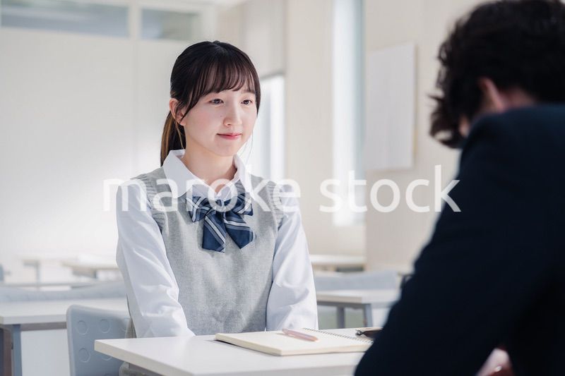 教師と面談をする女子高生