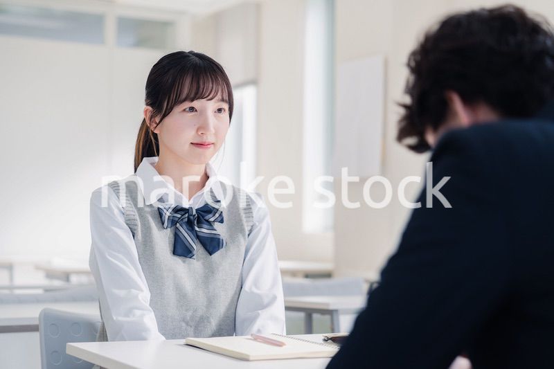 教師と面談をする女子高生
