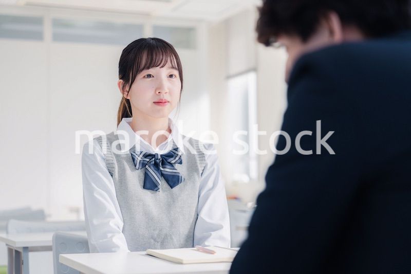 教師と面談をする女子高生