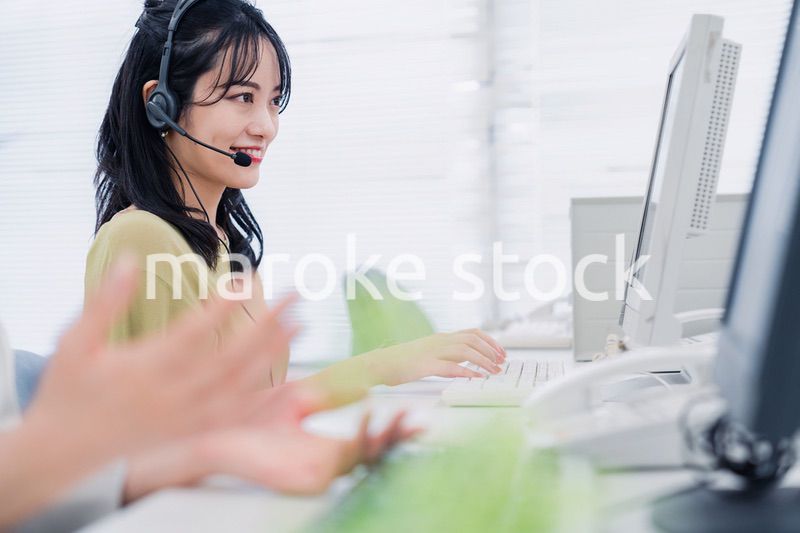 笑顔でお客様対応をする電話オペレーター