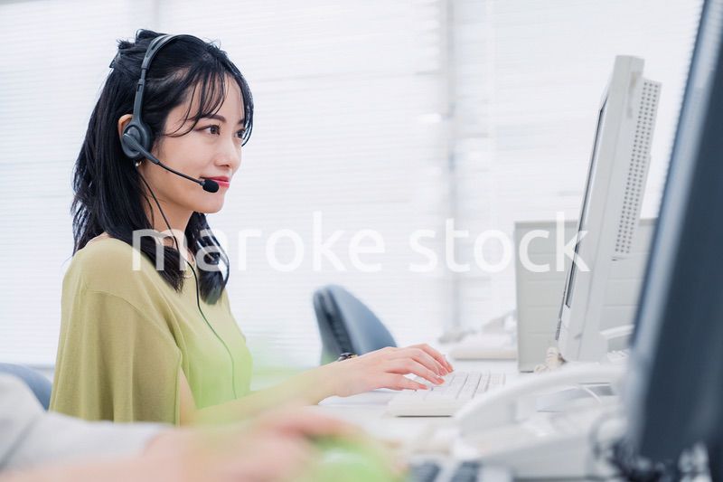 笑顔でお客様対応をする電話オペレーター