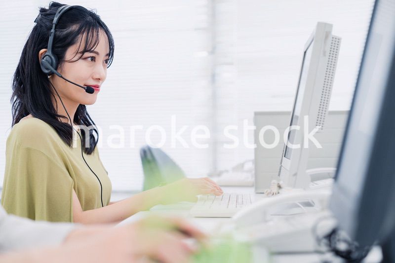 笑顔でお客様対応をする電話オペレーター