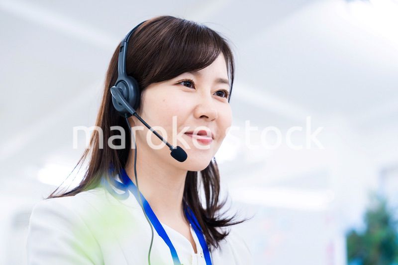 お客様に誠実な対応をする女性