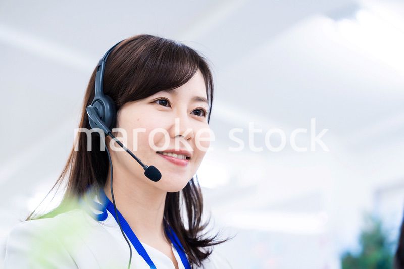 お客様に誠実な対応をする女性